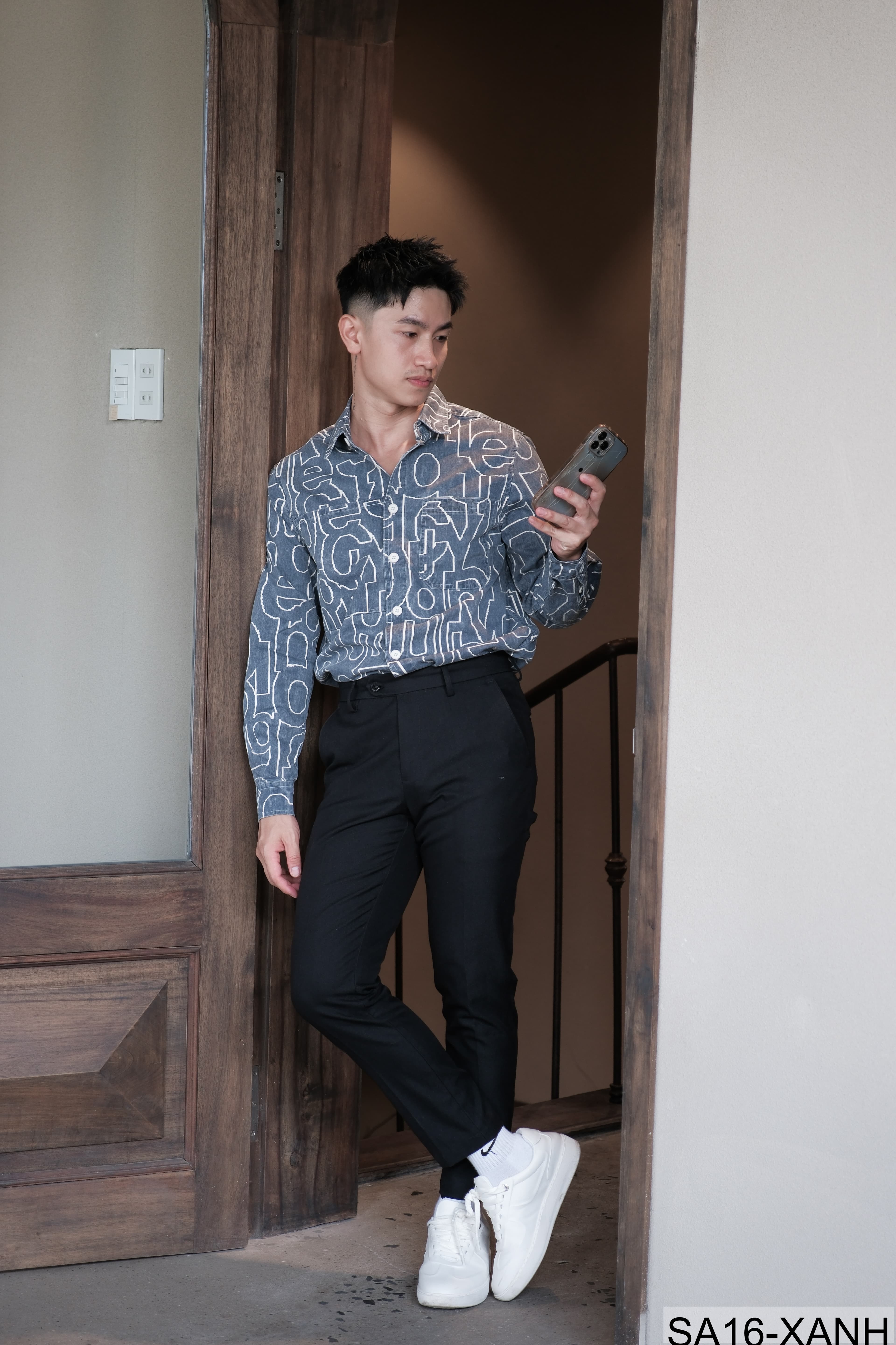 SA16 - Áo Sơ Mi Nam Tay Dài In Chữ Nghệ Thuật Dáng Rộng Phong Cách Thời Trang