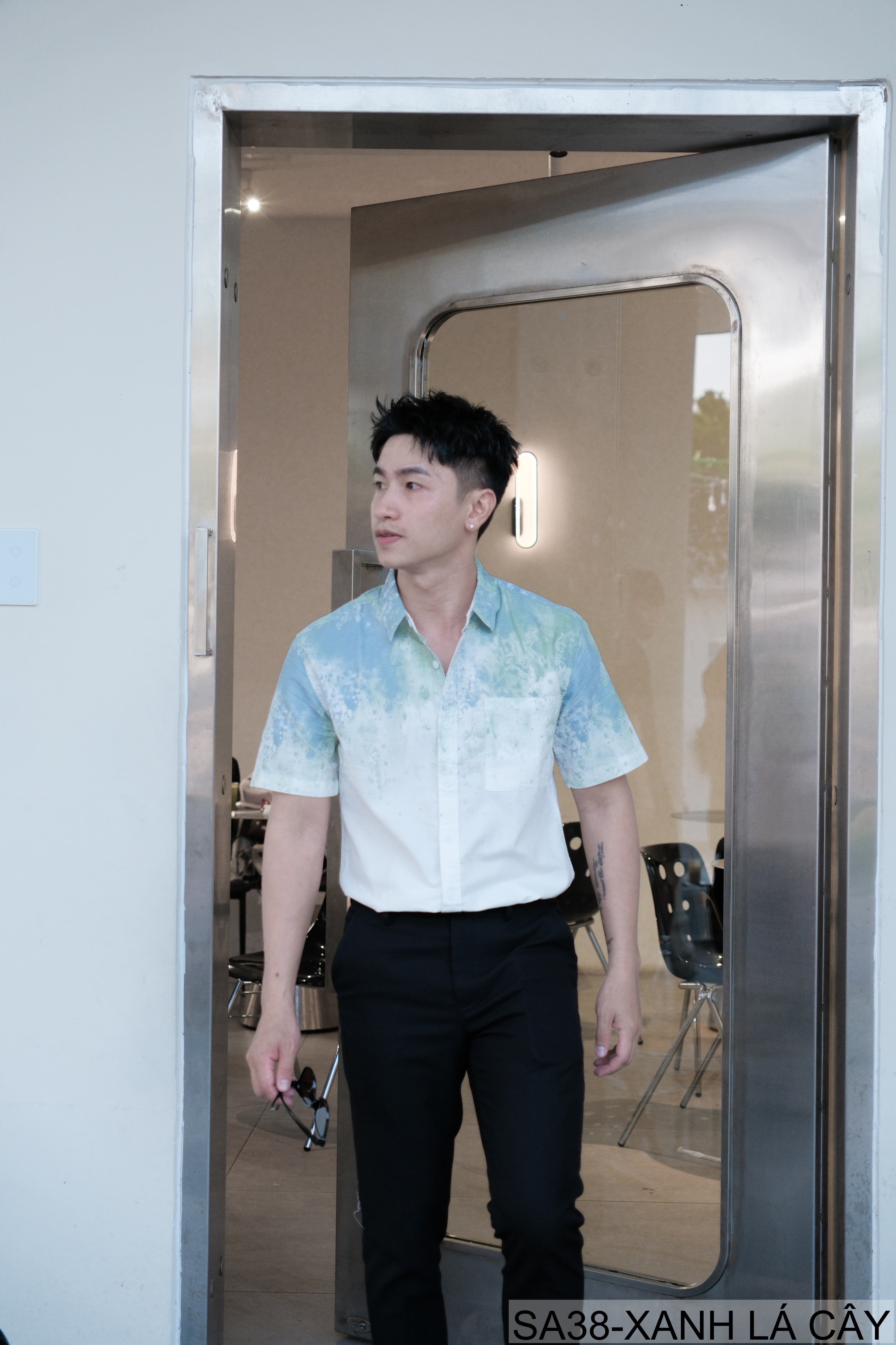 SA38 - Áo sơ mi nam tay ngắn họa tiết loang màu xanh lá và xám, phong cách trẻ trung mùa hè - ảnh 2