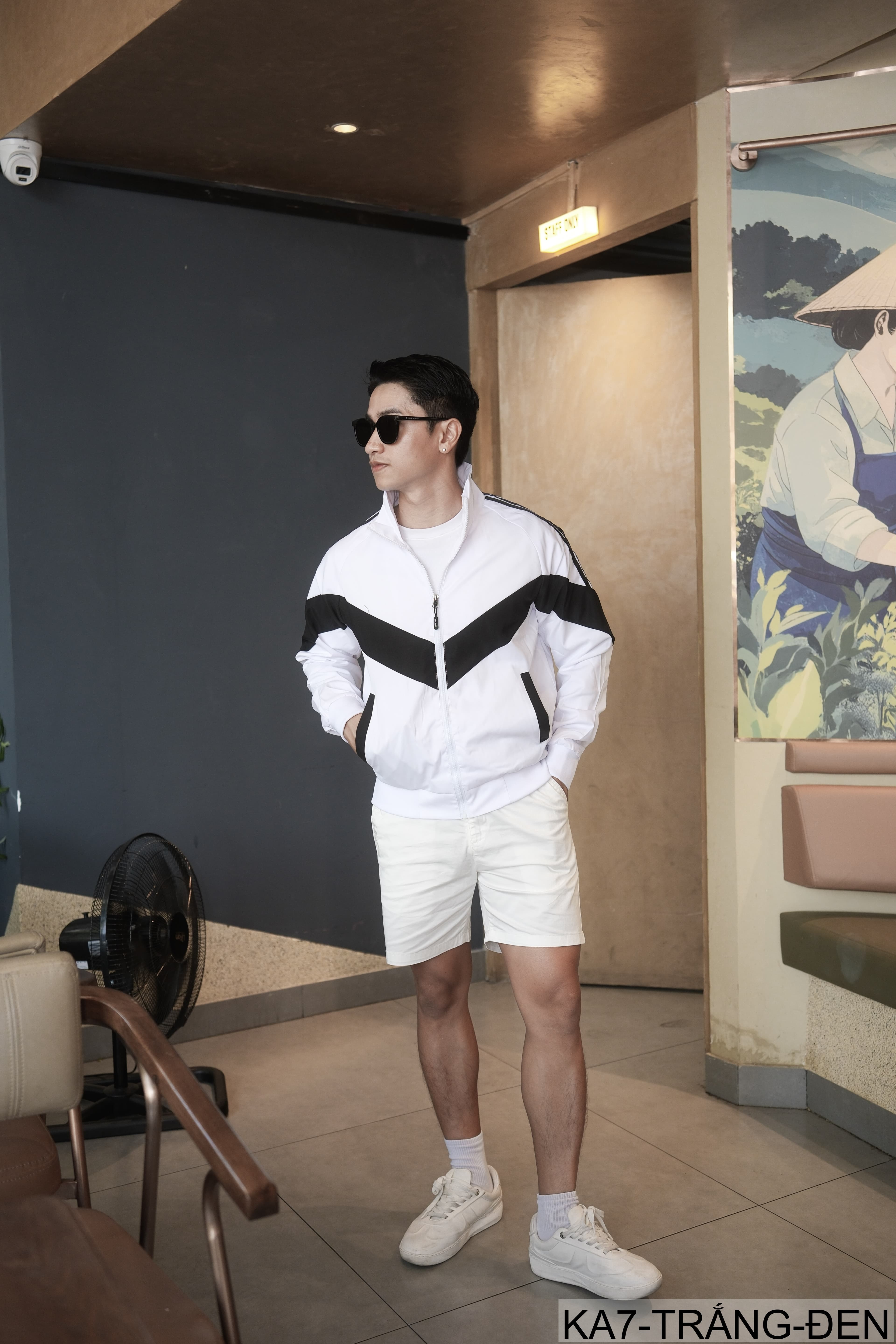 KA7 - Áo khoác nam thể thao phong cách Hàn Quốc, cổ đứng, form rộng, phối sọc 3 sọc vai, màu trắng đen - ảnh 3