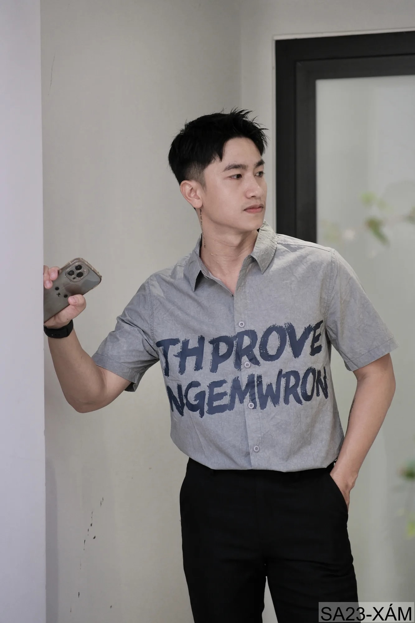 SA23 - Áo sơ mi nam tay ngắn cổ bẻ form rộng in chữ cá tính màu Khaki và Xám - ảnh 3