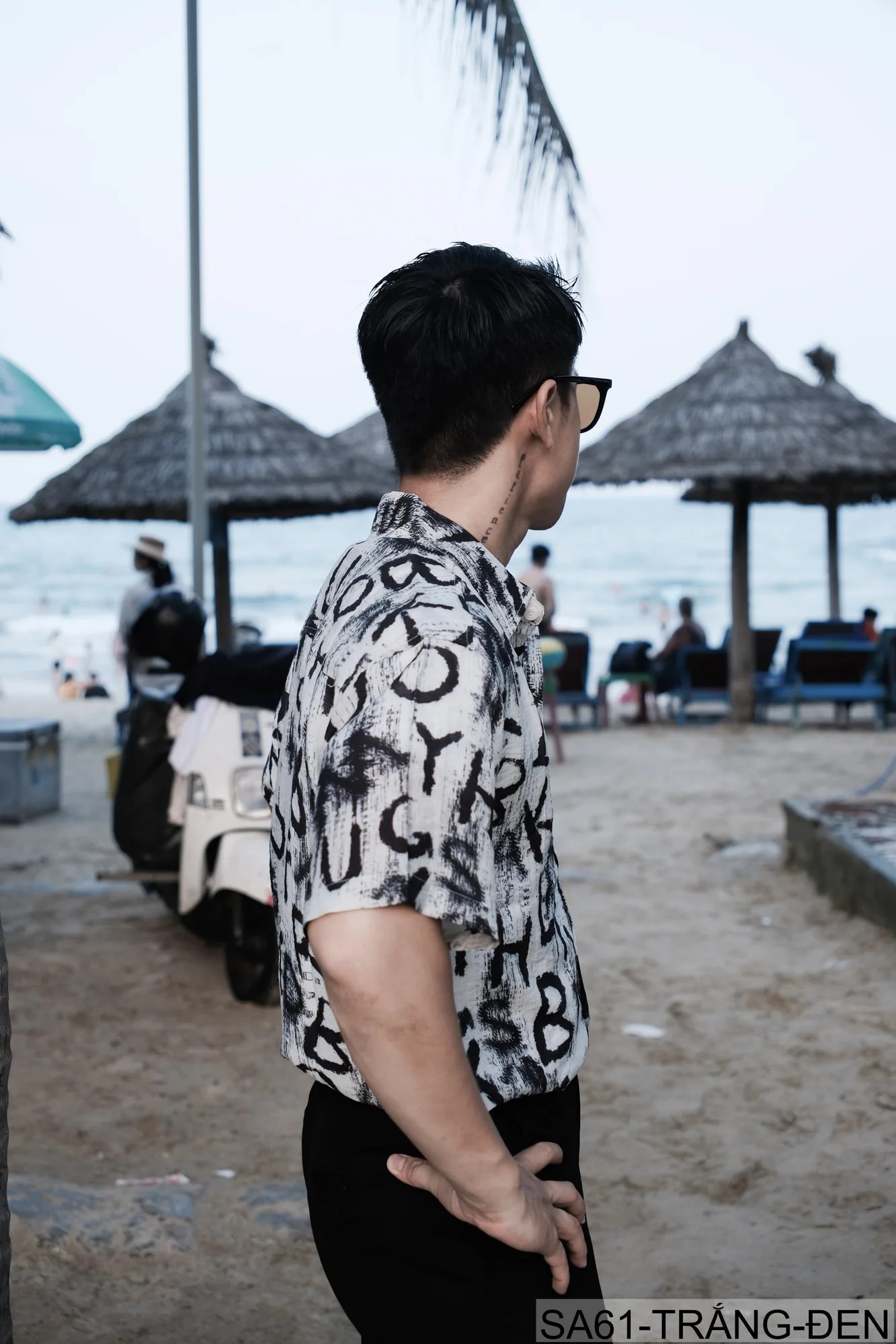 SA61 - Áo sơ mi nam tay ngắn in chữ nghệ thuật, form rộng, chất viscose mát mẻ, phối màu trắng đen - ảnh 5